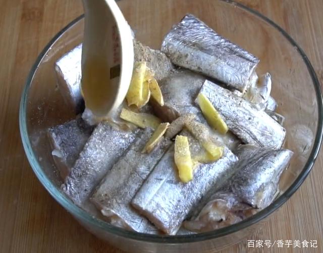 冰红虾做法揭秘：夏日海鲜的冰爽美味